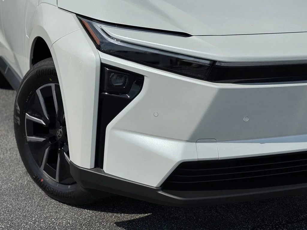 New 2026 Wind Chill Pearl Toyota XLE image 3
