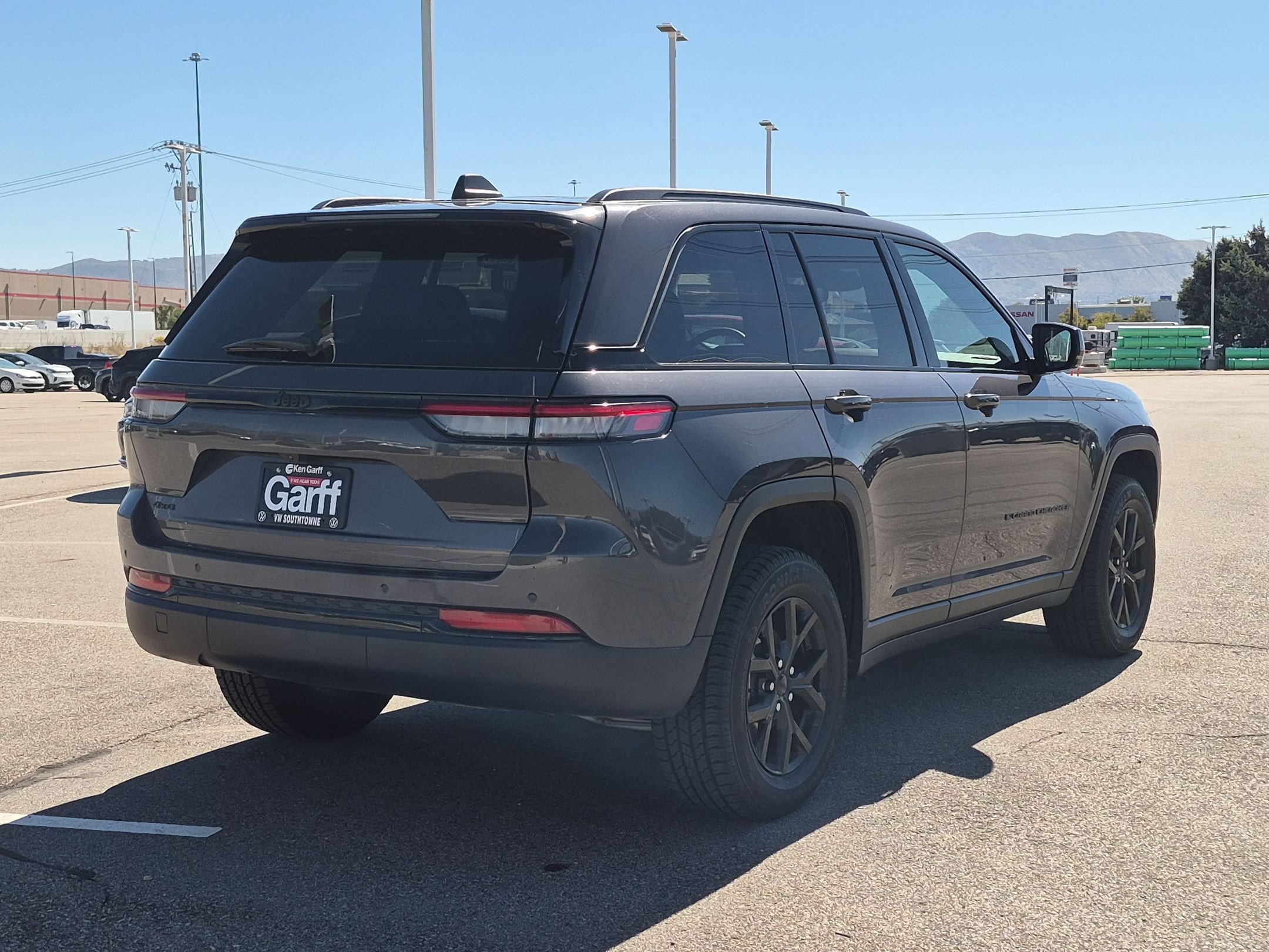 Used 2024 Baltic Gray Metallic Clearcoat Jeep Altitude image 3