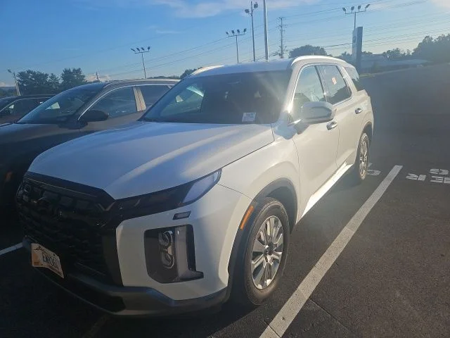 Used 2025 White Hyundai SEL image 4