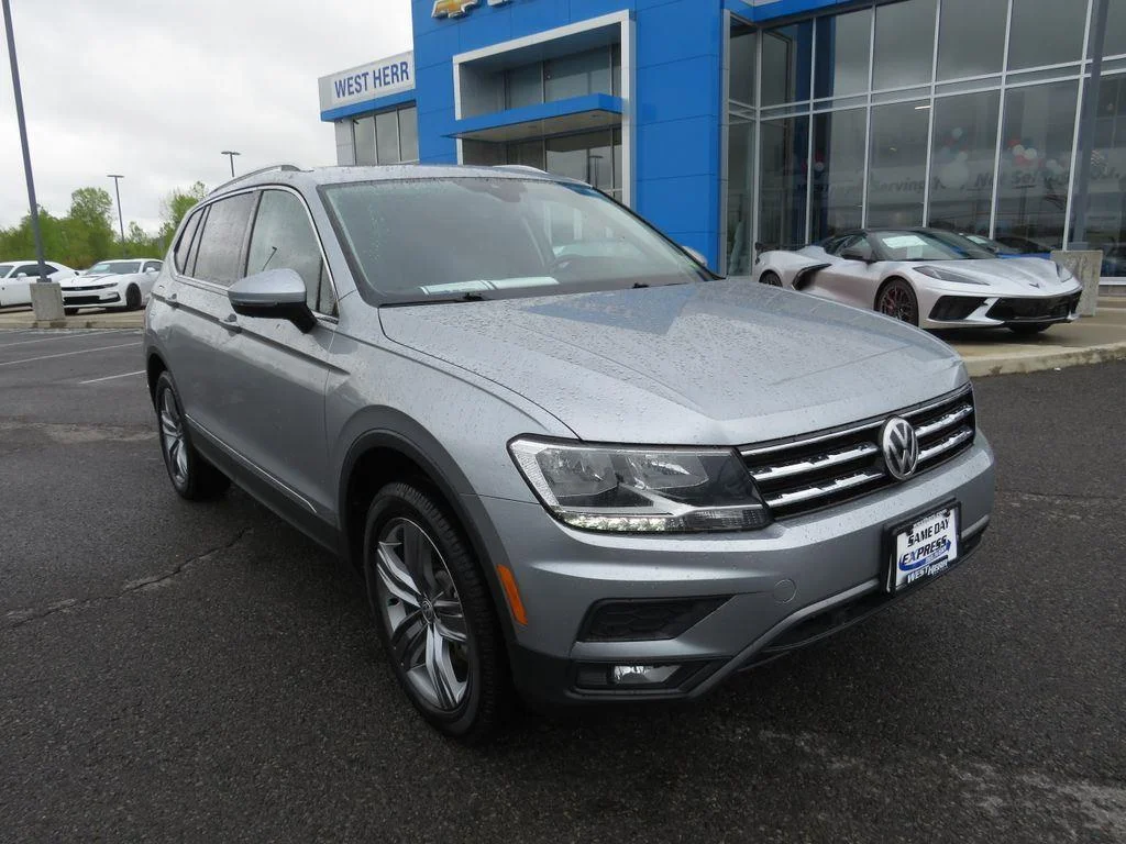 Used 2020 Silver Metallic Volkswagen 2.0T SEL image 3