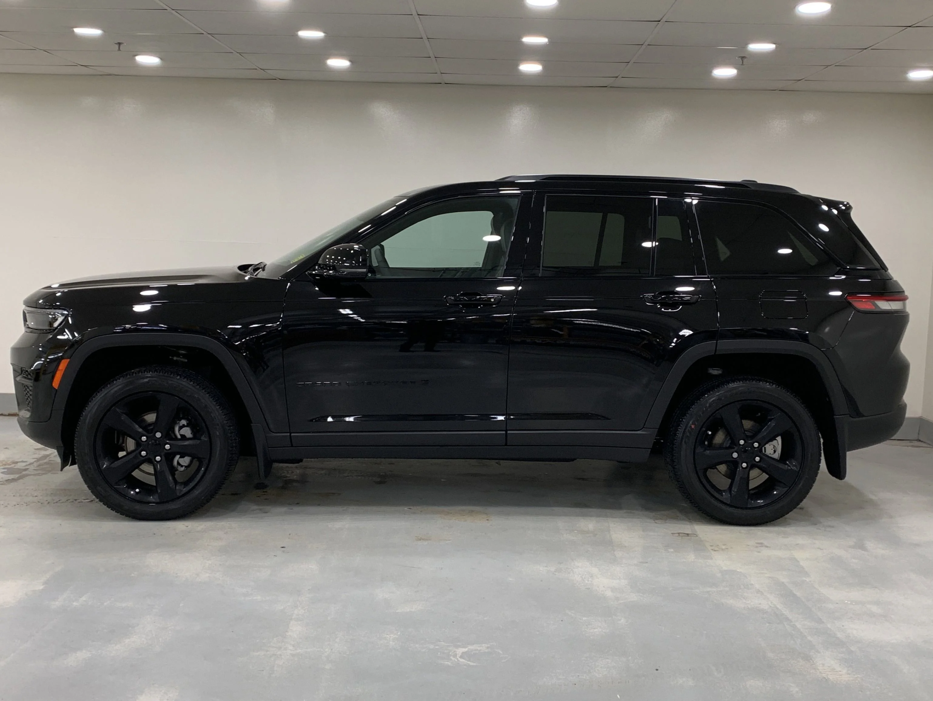New 2025 Diamond Blk Crystal Pearl Jeep Altitude image 2