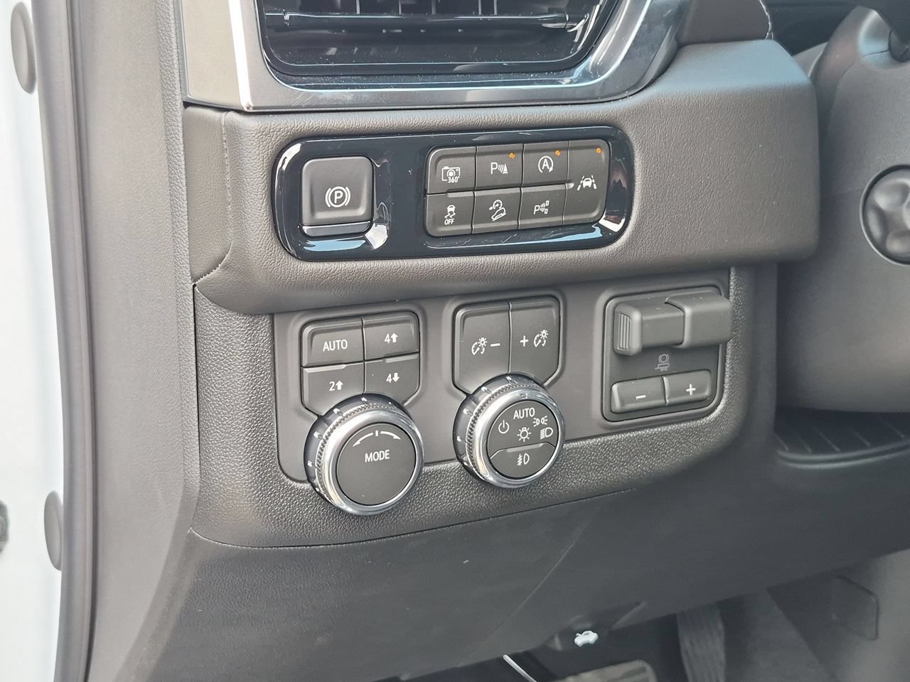 2026 GMC Yukon Denali - Photo 17