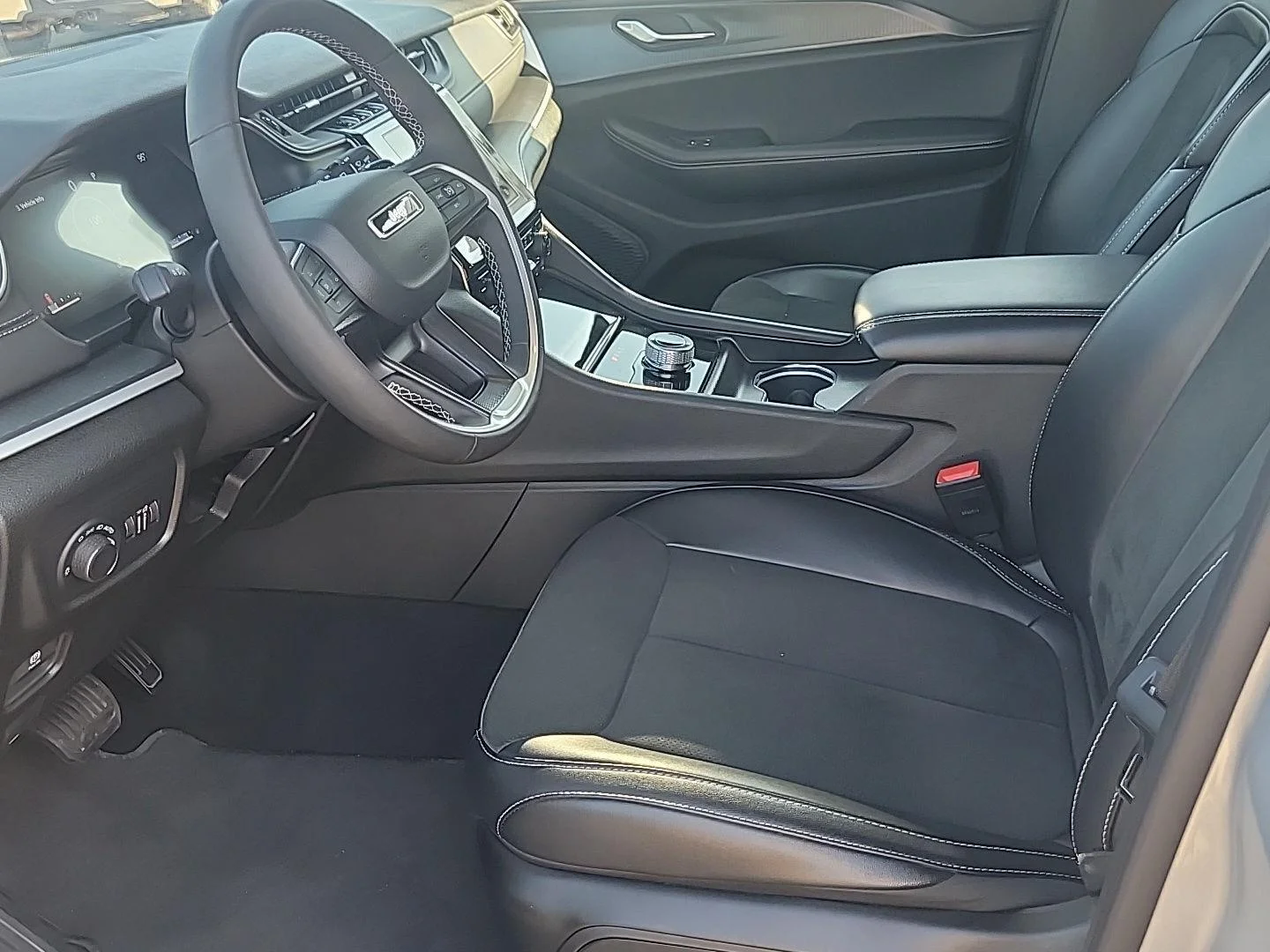 Used 2025 Silver Zynith Jeep Altitude X image 3
