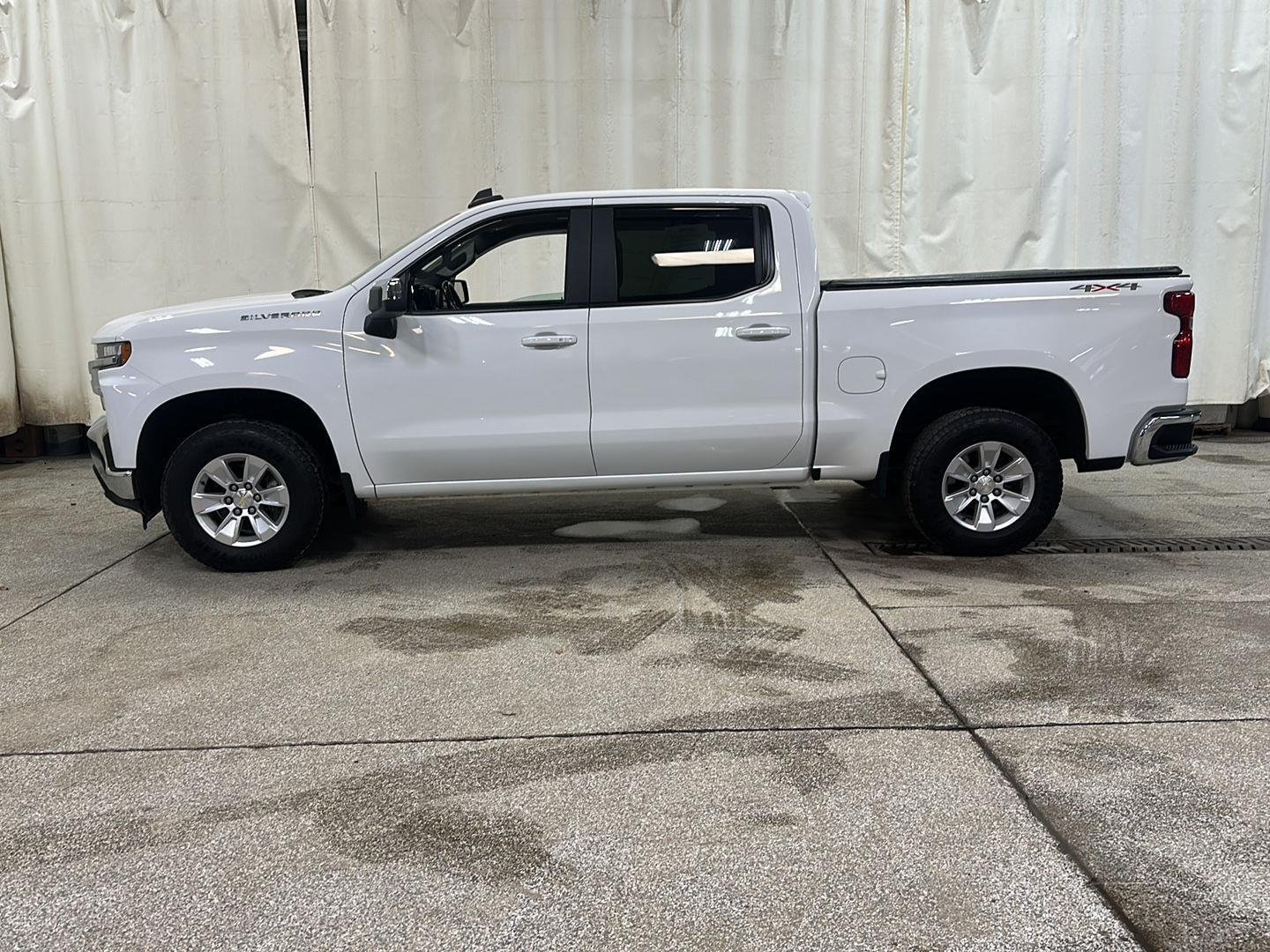 Used 2020 Chevrolet Silverado 1500 LT with VIN 3GCPYDEK6LG390000 for sale in Waconia, Minnesota