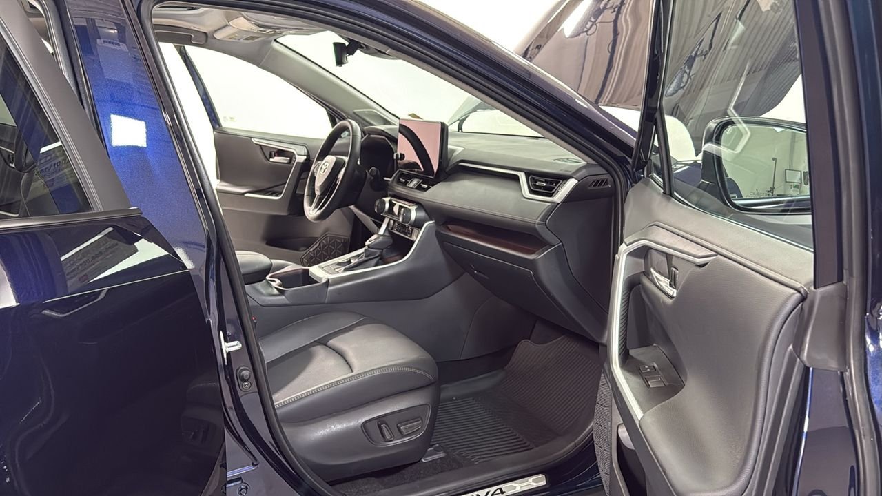 Certified Used 2025  Toyota Limited image 18