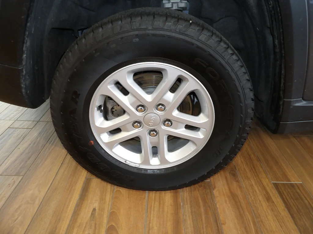 Used 2024 Baltic Gray Metallic Clear Coat Jeep Laredo image 5