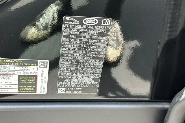 New 2026 Obsidian Black in Gloss Finish Land Rover SE image 27