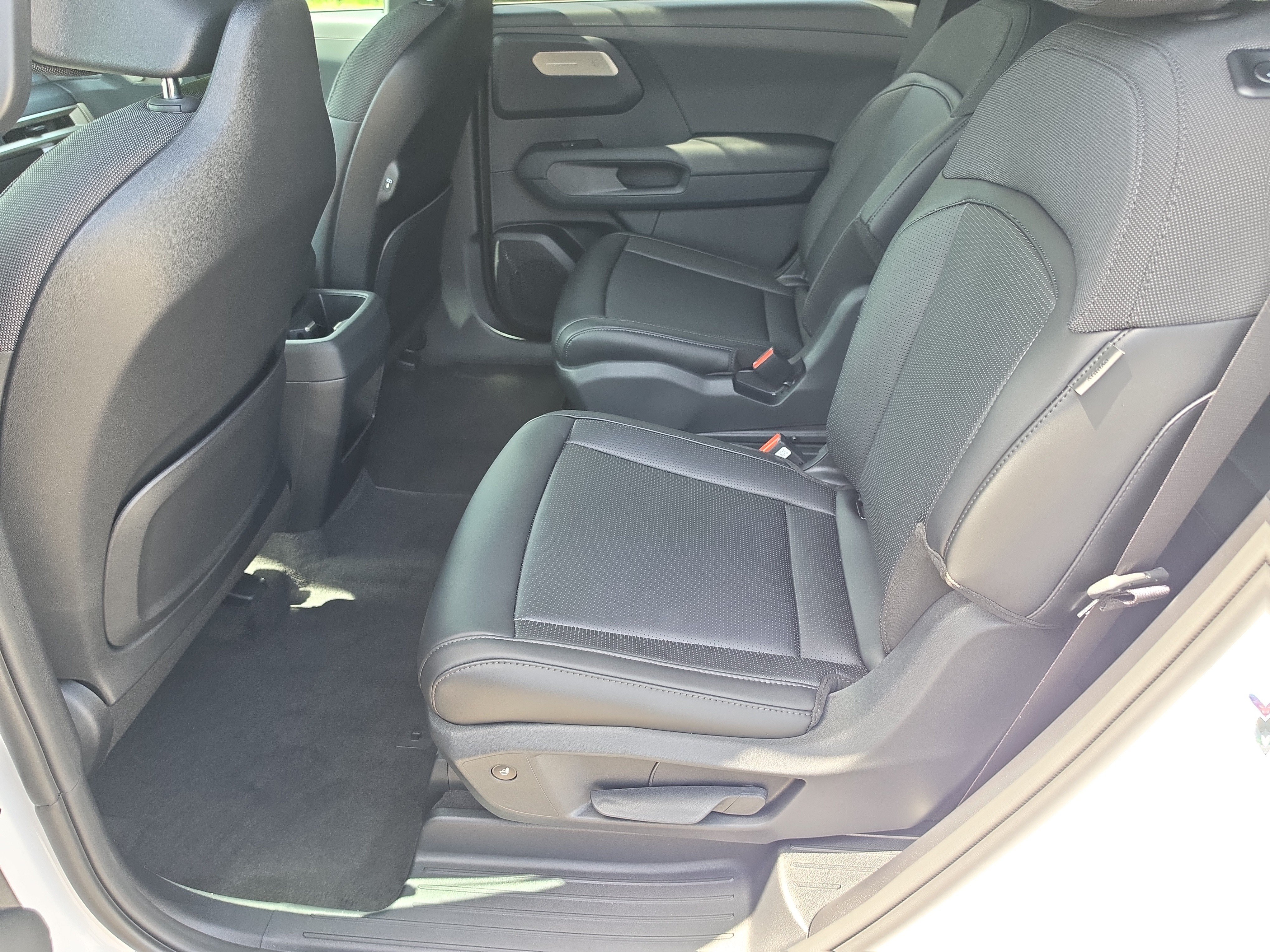 New 2027 Glacial White Pearl Kia S image 17