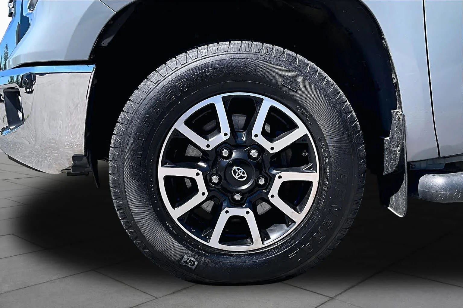 Used 2018 Cement Toyota SR5 image 12