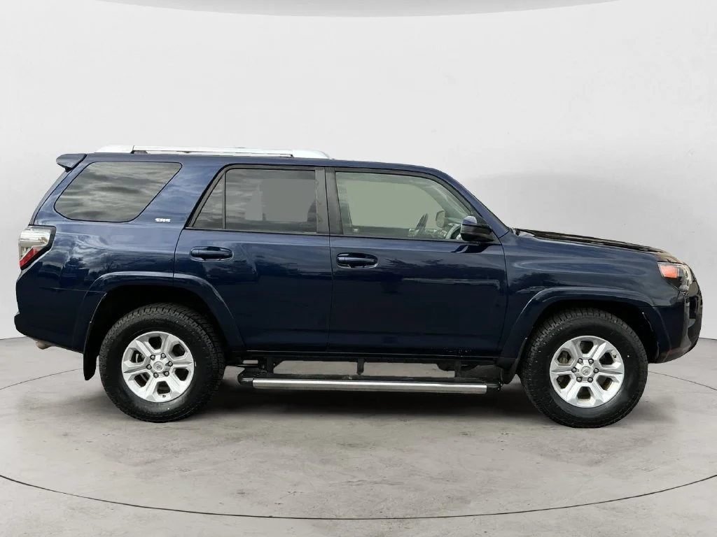 Used 2016 Blue Toyota SR5 image 7