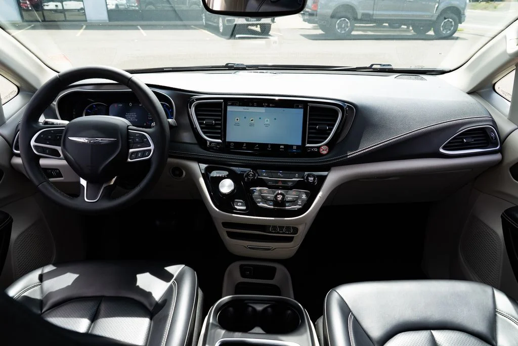 Used 2023 White Chrysler Touring L image 8