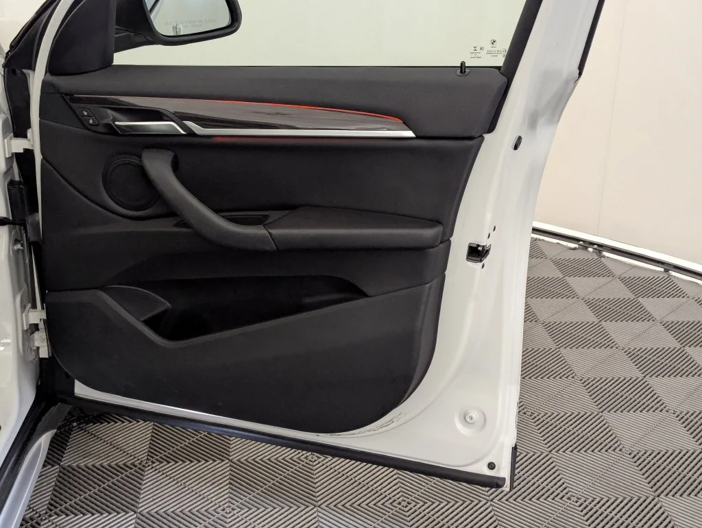 Used 2018 White BMW xDrive28i image 33