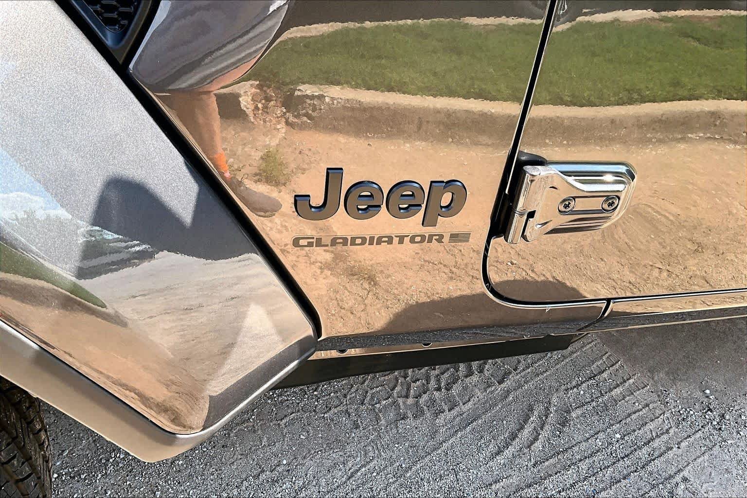 New 2026 Granite Crystal Metallic Clear-Coat Exterior Paint Jeep Sahara image 16