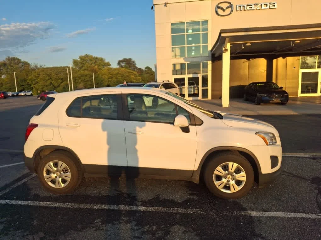 Used 2016 Summit White Chevrolet LS image 3
