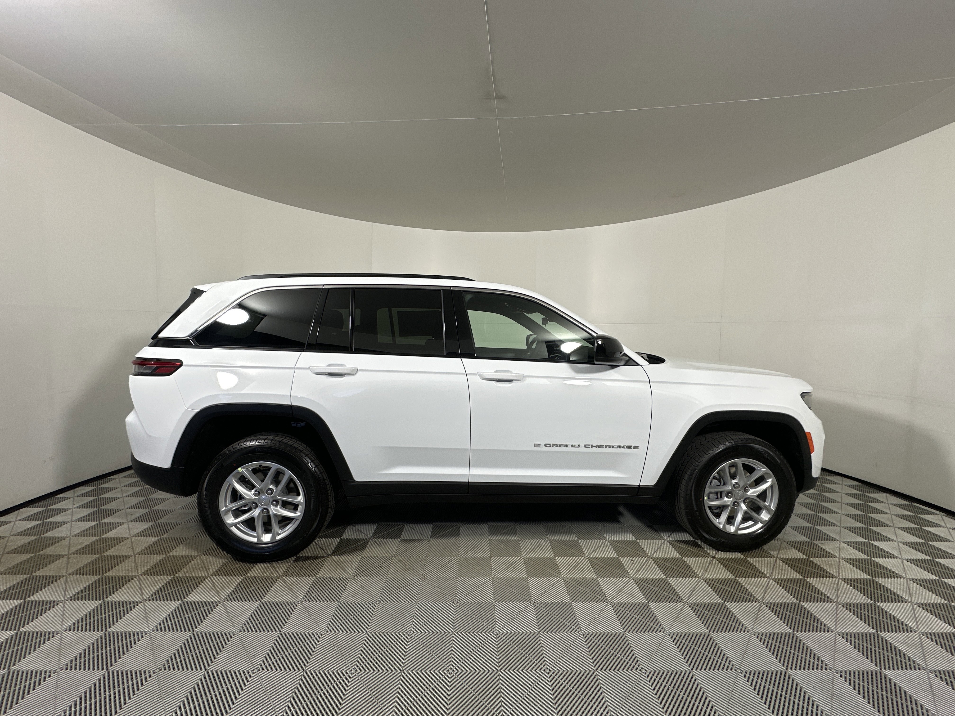 New 2026 Bright White Clear-Coat Exterior Paint Jeep Laredo X image 8