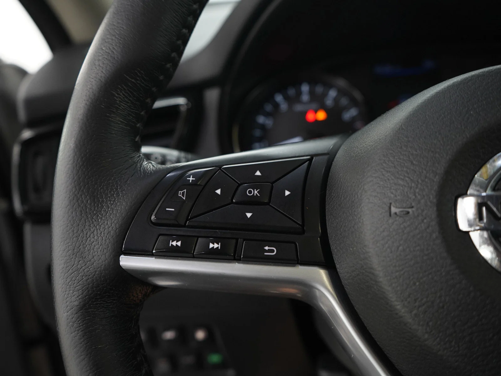 Used 2018 Brilliant Silver Nissan SL image 29