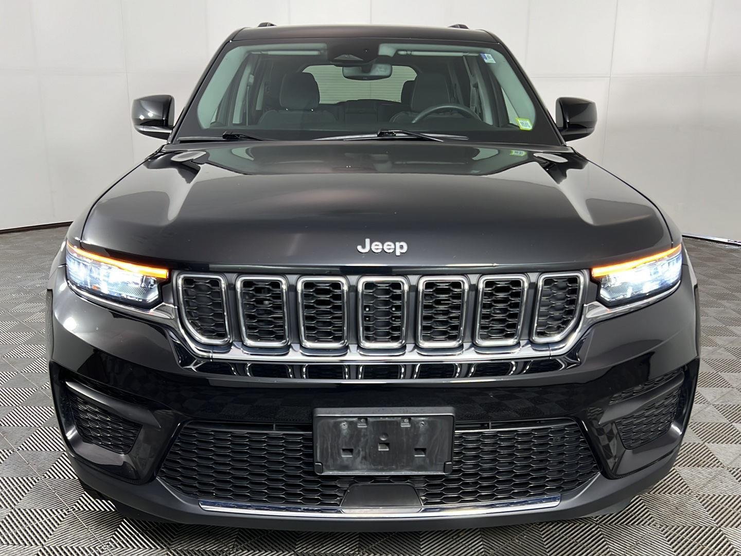 Used 2023 Diamond Black Crystal Pearlcoat Jeep Laredo image 19