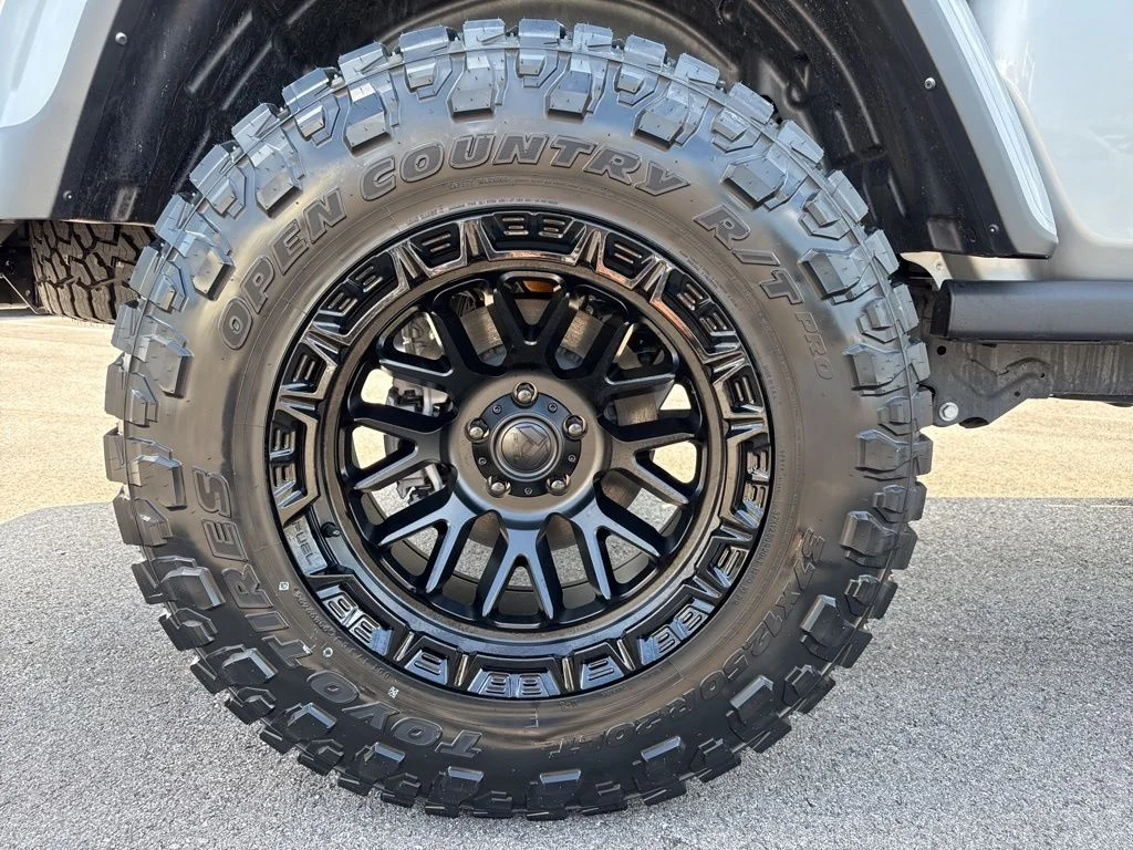 Used 2023 Silver Jeep Rubicon image 12