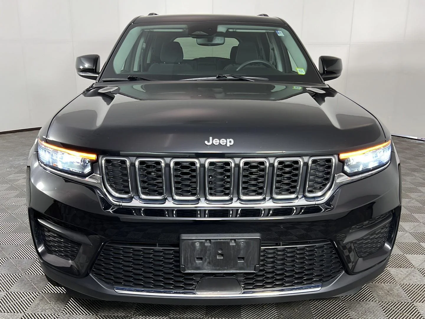 Used 2023 Diamond Black Crystal Pearlcoat Jeep Laredo image 19