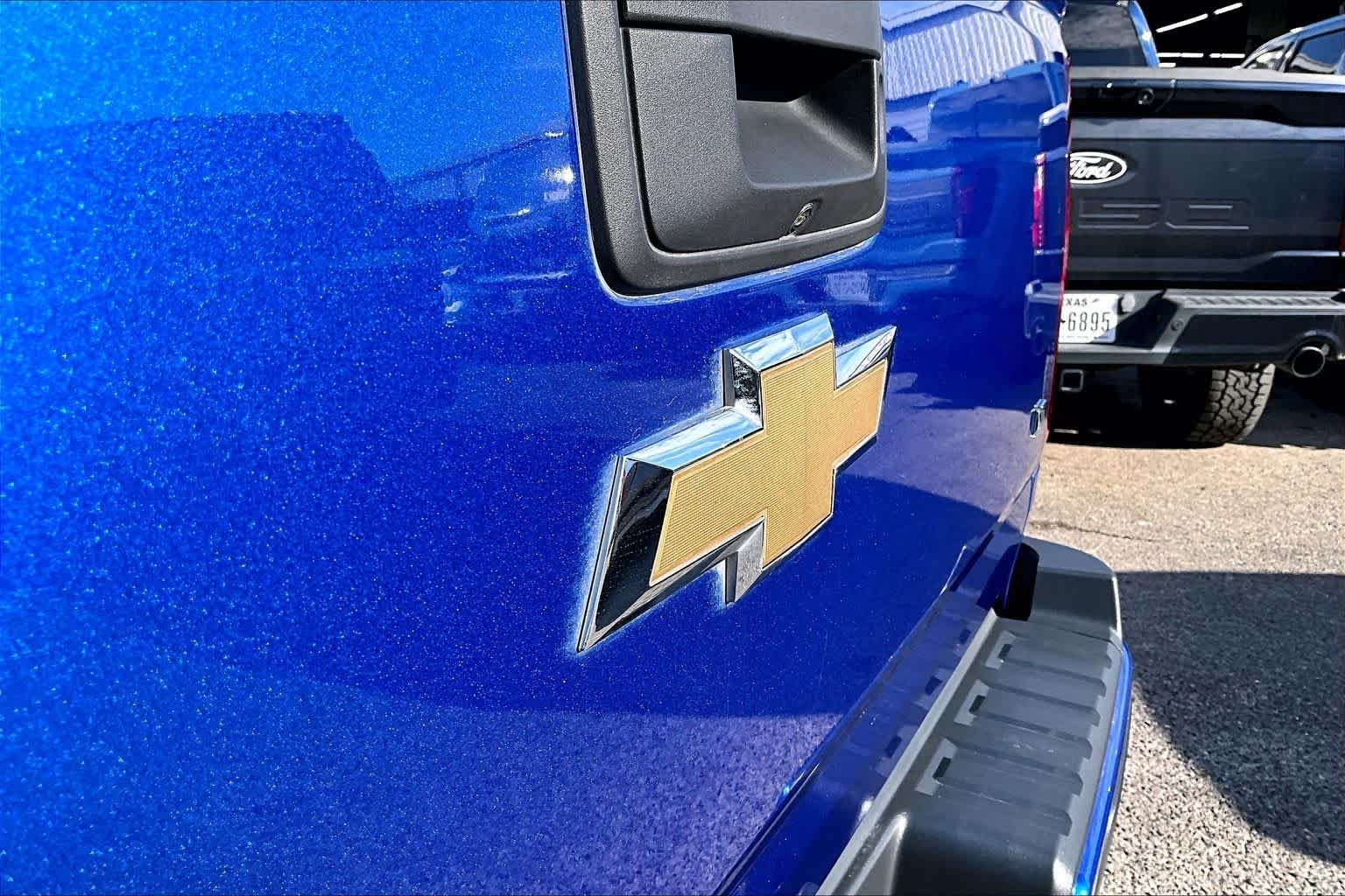 Used 2018 Kinetic Blue Chevrolet 2WD LT image 33