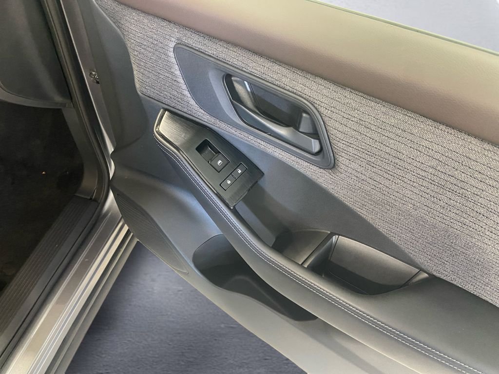 Used 2022 Gray Nissan S image 13