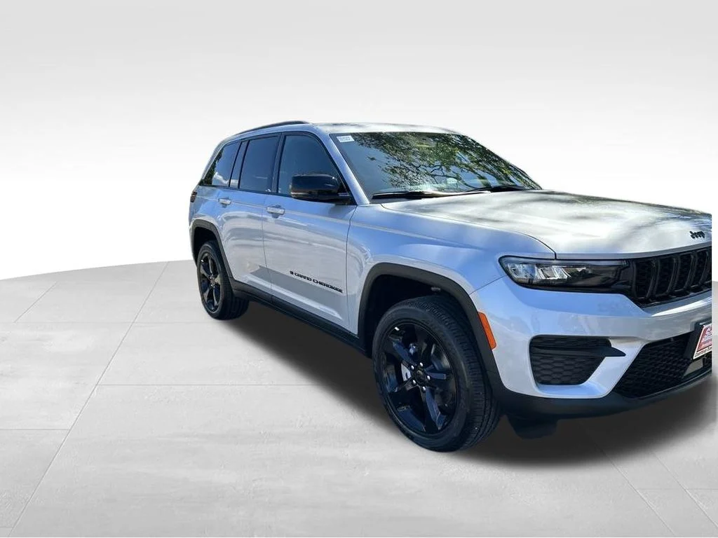Used 2025 Silver Jeep Altitude X image 9