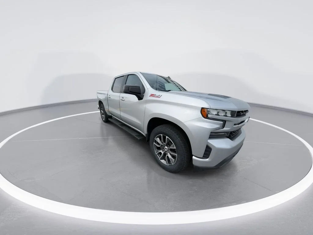 Used 2019 Silver Chevrolet RST image 2