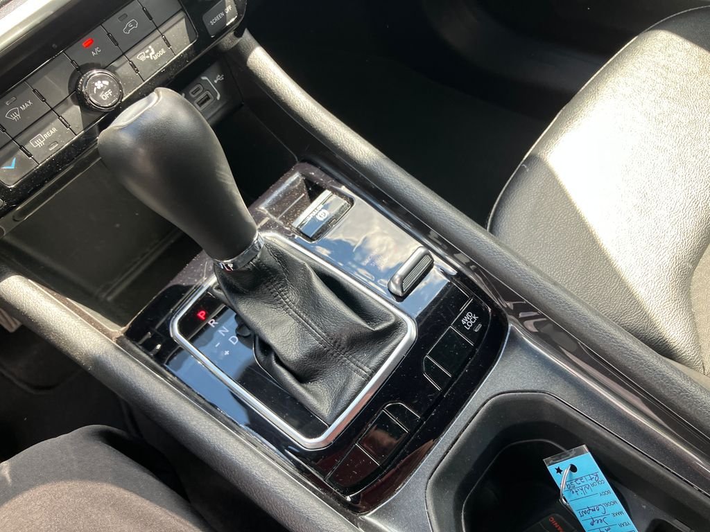 Used 2024 White/off-white Jeep Latitude image 26