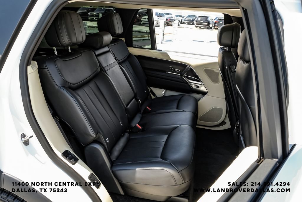 Used 2022 White Land Rover SE image 32