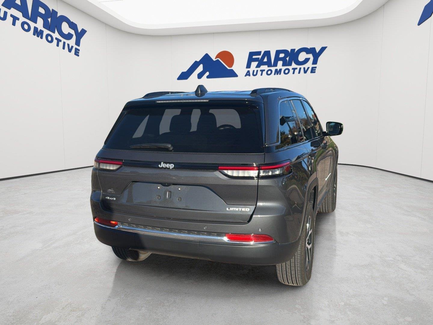 Used 2025  Jeep Limited image 9