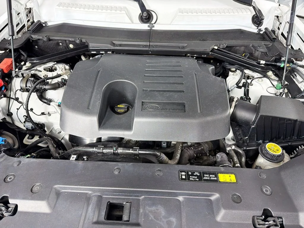 Used 2023 White Land Rover X-Dynamic SE image 32