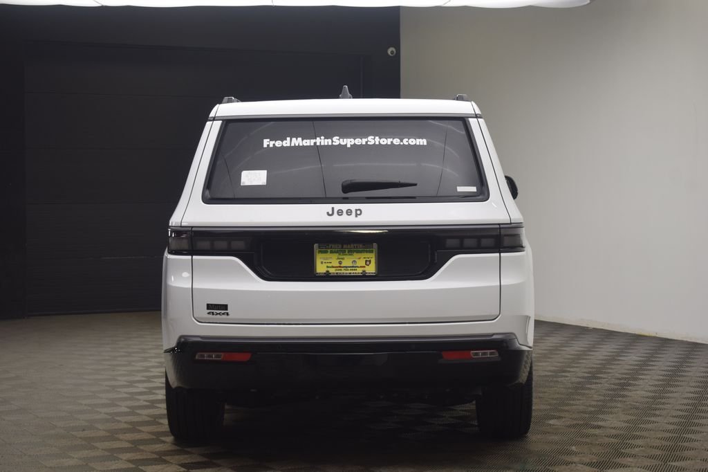 New 2026 Bright White Clear-Coat Exterior Paint Jeep Limited Reserve image 13