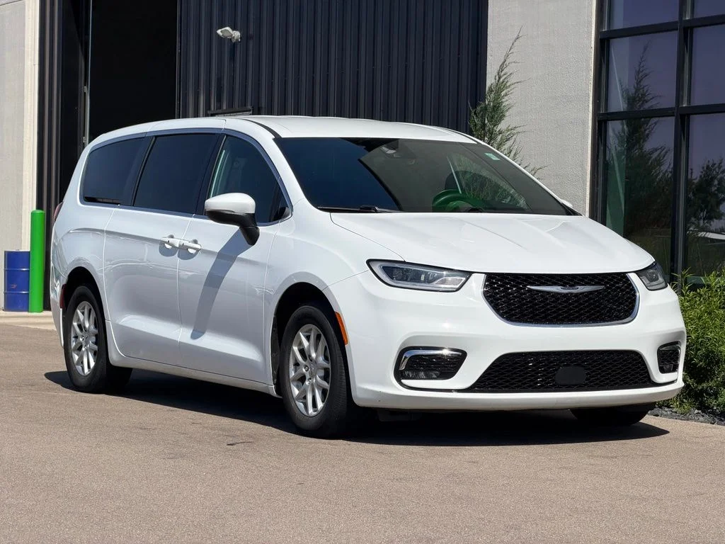 Used 2023 White Chrysler Touring image 4