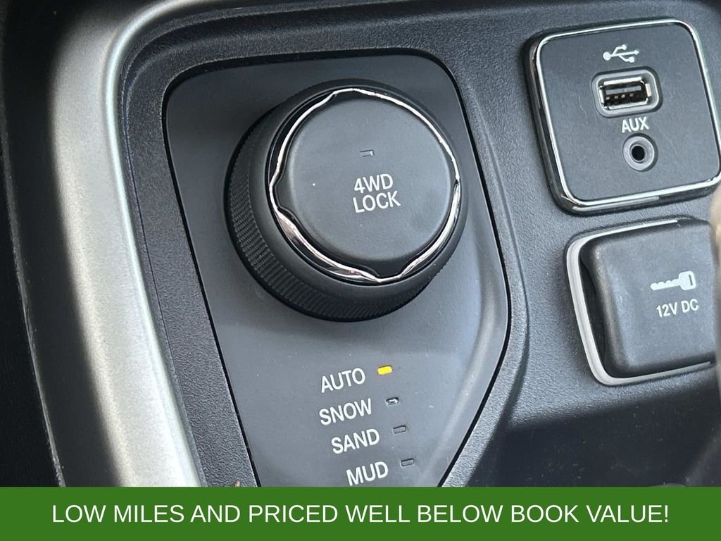 Used 2018 Gray Jeep Latitude image 30