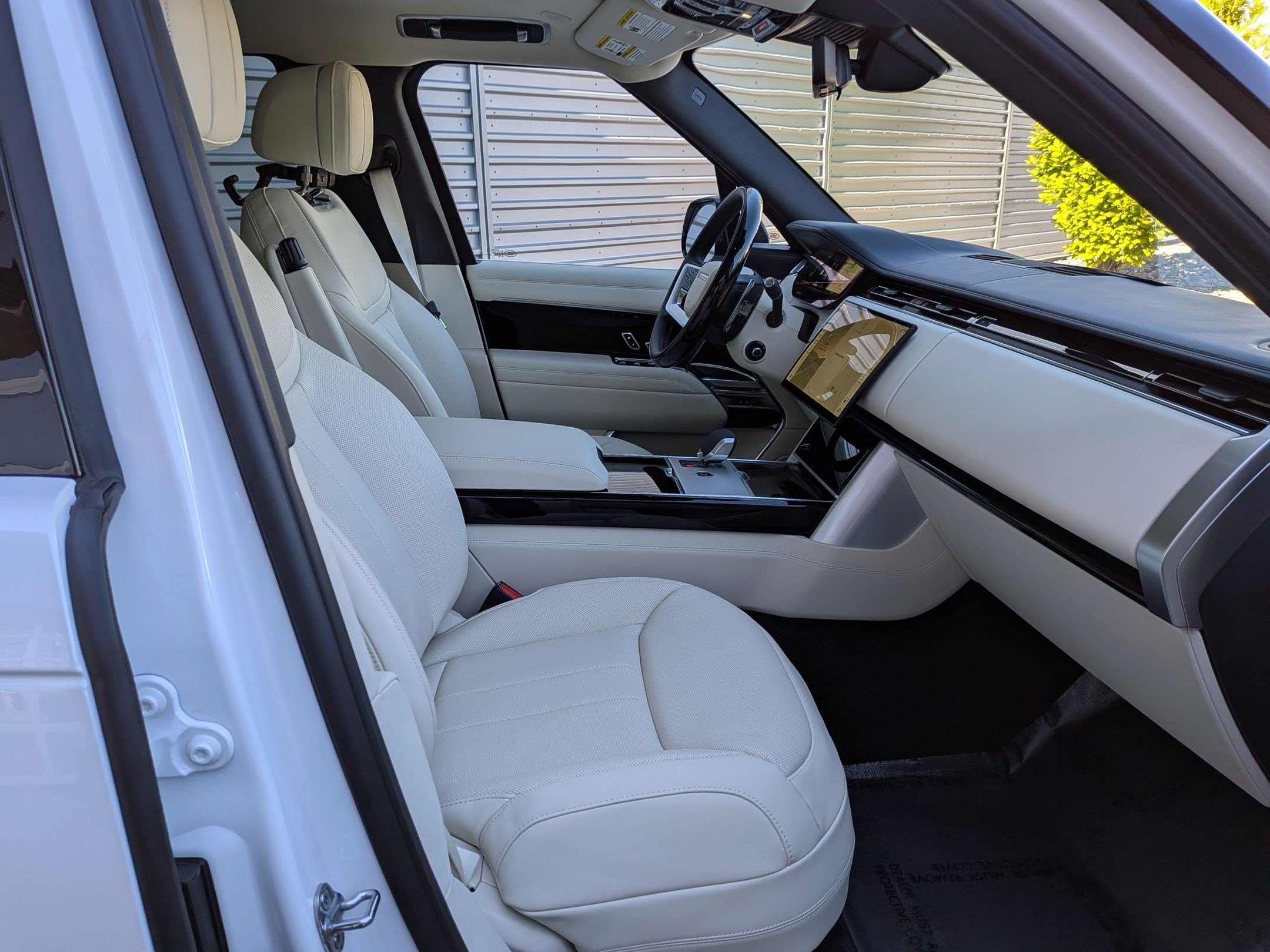 New 2026 Ostuni Pearl White Land Rover P530 SE 7 Seat image 29
