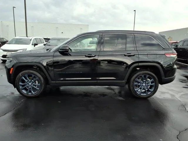 New 2026 Diamond Black Crystal Pearlcoat Jeep 85th Anniversary Edition image 3
