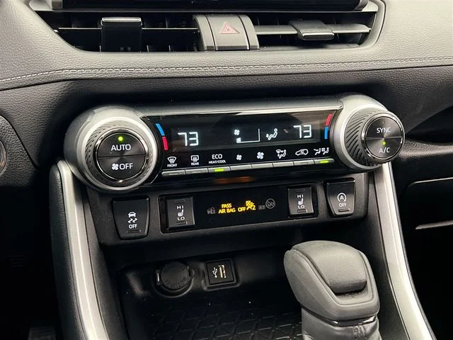 2024 Toyota RAV4 XLE - Photo 25