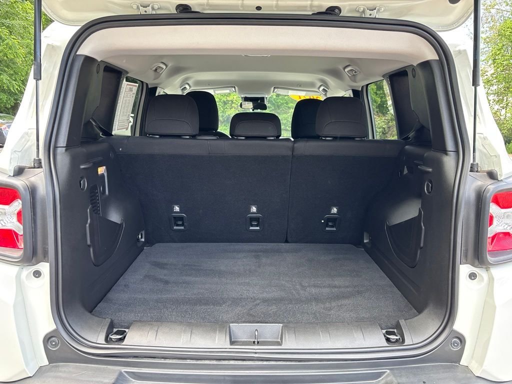Used 2021 White Jeep Latitude image 33