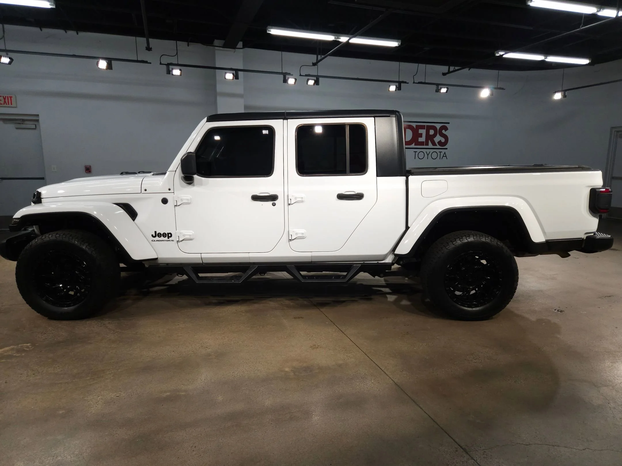 Used 2023 Bright White Clearcoat Jeep Sport S image 4
