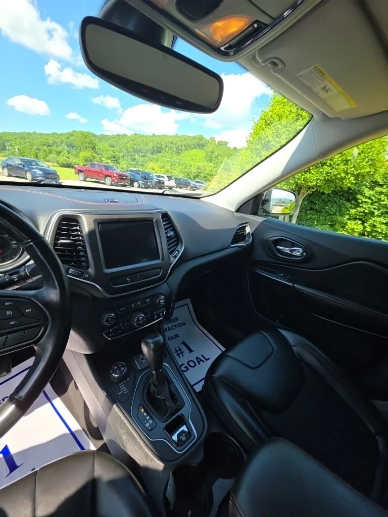 Used 2019 Diamond Black Jeep Trailhawk image 34