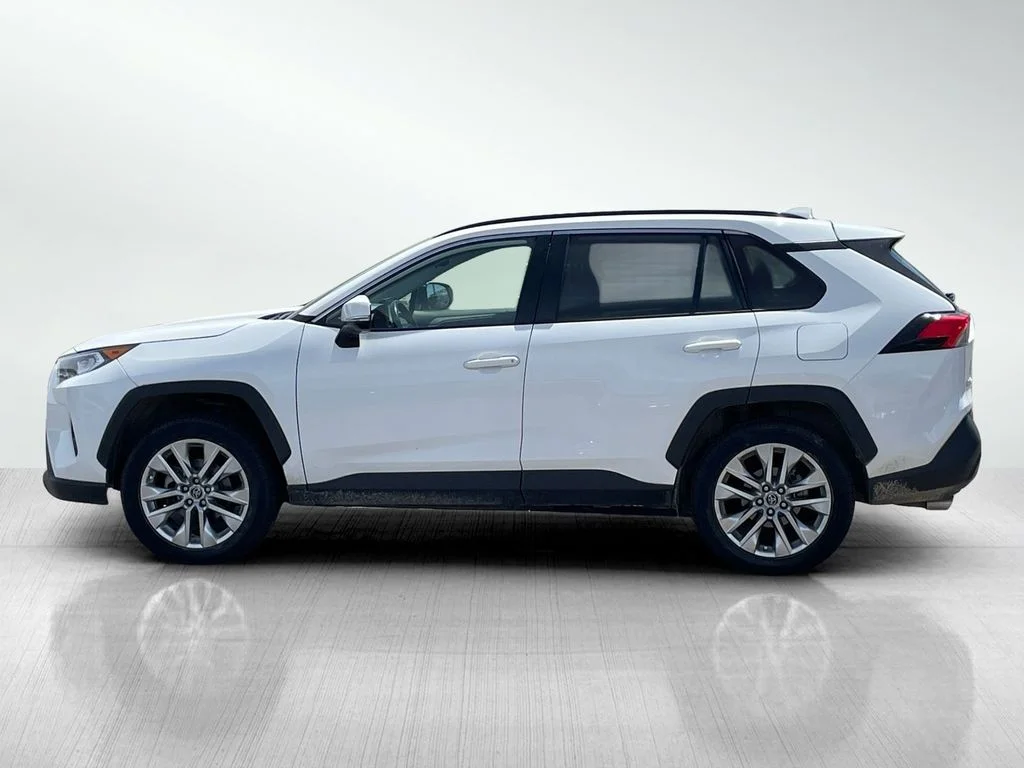 Used 2019 Super White Toyota XLE Premium image 6