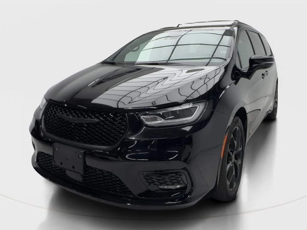 Used 2025 Black Chrysler Limited image 4