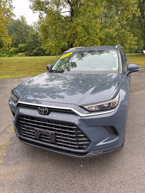 Used 2024 White Toyota XLE image 3