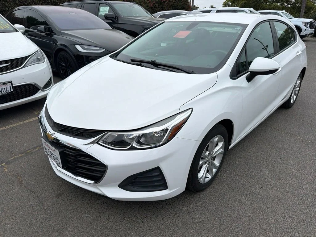 2019 Chevrolet Cruze LS Hatchback Auto's photo