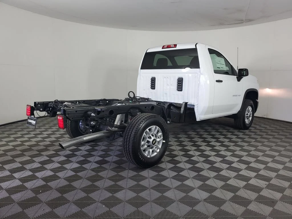New 2026 Summit White Chevrolet WT image 4