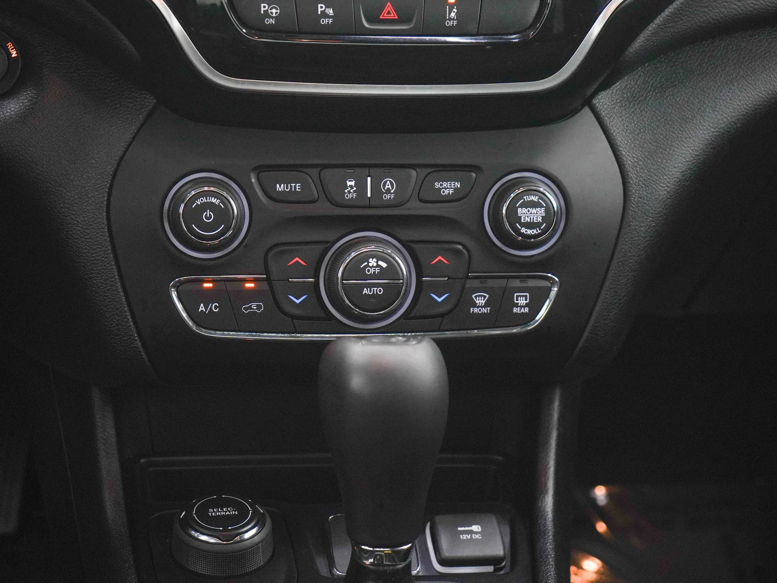 Used 2019  Jeep Limited image 17