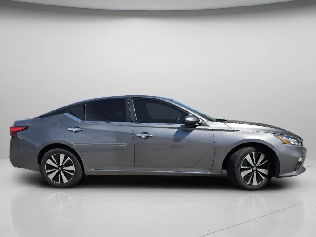 Used 2022 Gun Metallic Nissan 2.5 SV image 25