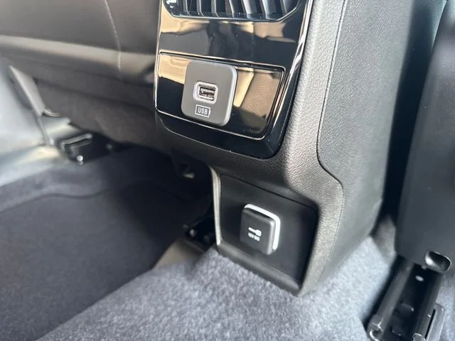 New 2026 White Jeep Latitude image 32