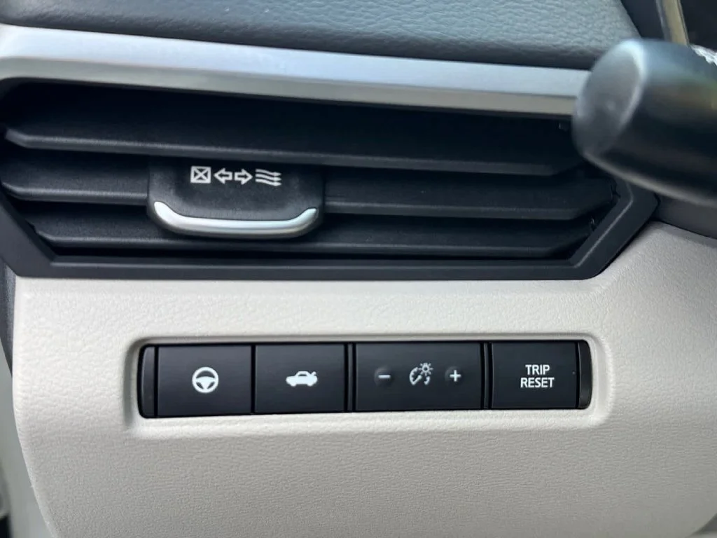 Used 2020 White Nissan 2.5 SV image 21