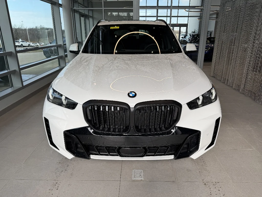 New 2026 Alpine White BMW xDrive40i image 2